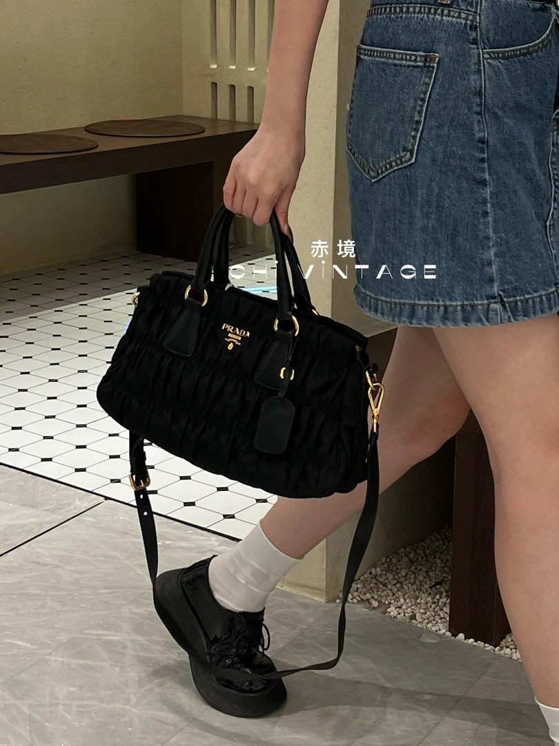 95新 Prada/普拉达 0473 黑金全皮机车褶皱手提斜挎包