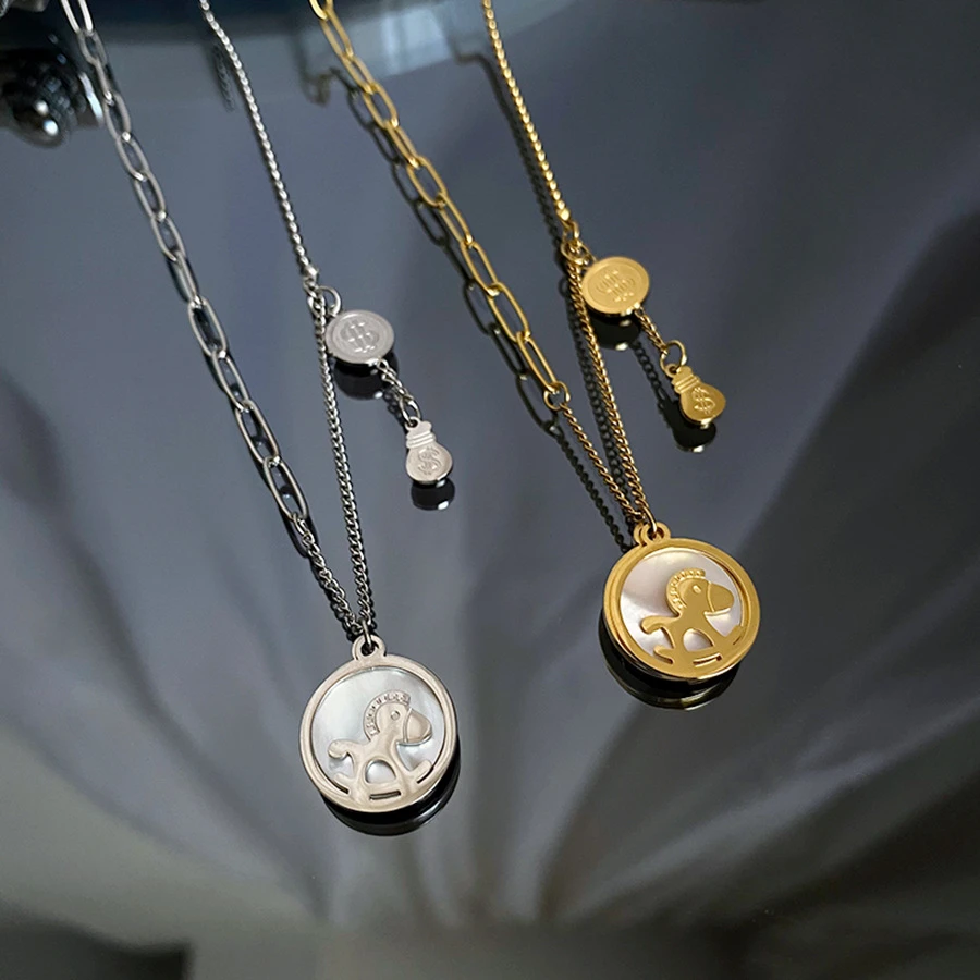 钛钢不掉色小马设计感圆牌吊坠ins小众高级感轻奢项链毛衣链时尚