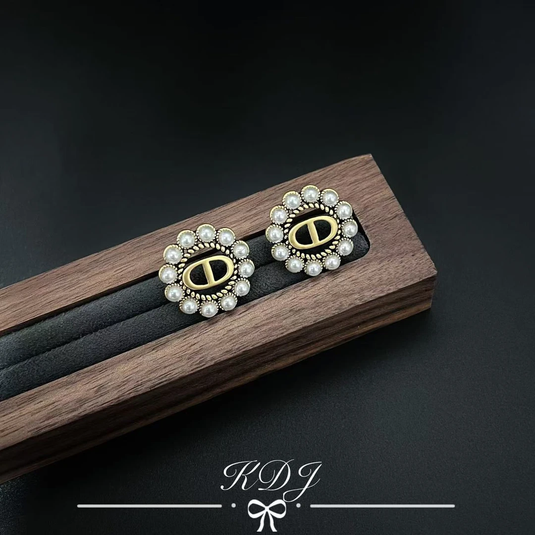 铜合金耳饰 E0356字母珠珠耳钉轻奢高级感法式复古耳环耳饰女洋气