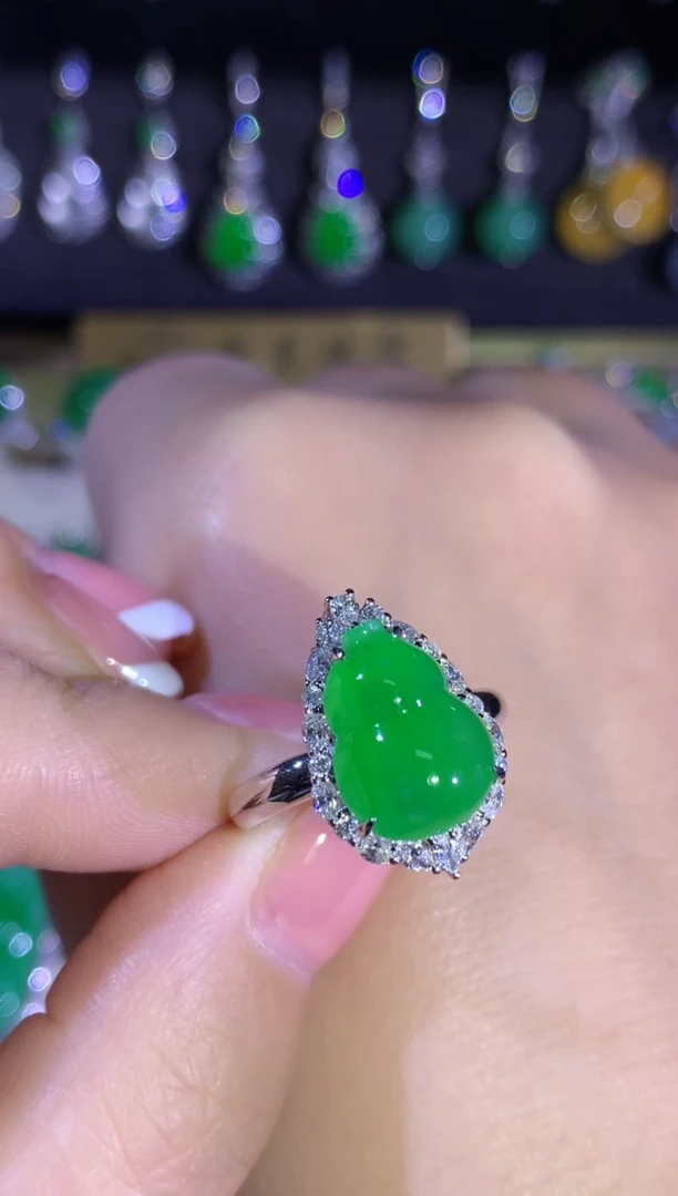 【闪购商品】翡翠颈饰18K金镶嵌高冰满绿阳绿葫芦戒指吊坠两用