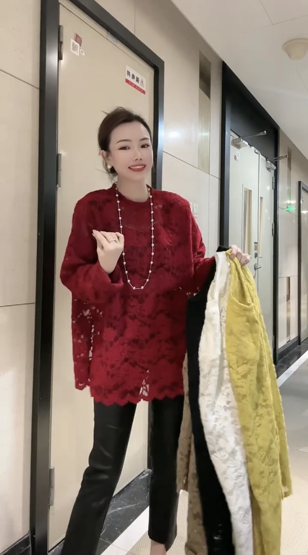 欧货2025早春季新款气质蕾丝镂空侧开叉显瘦圆领长袖T恤上衣女