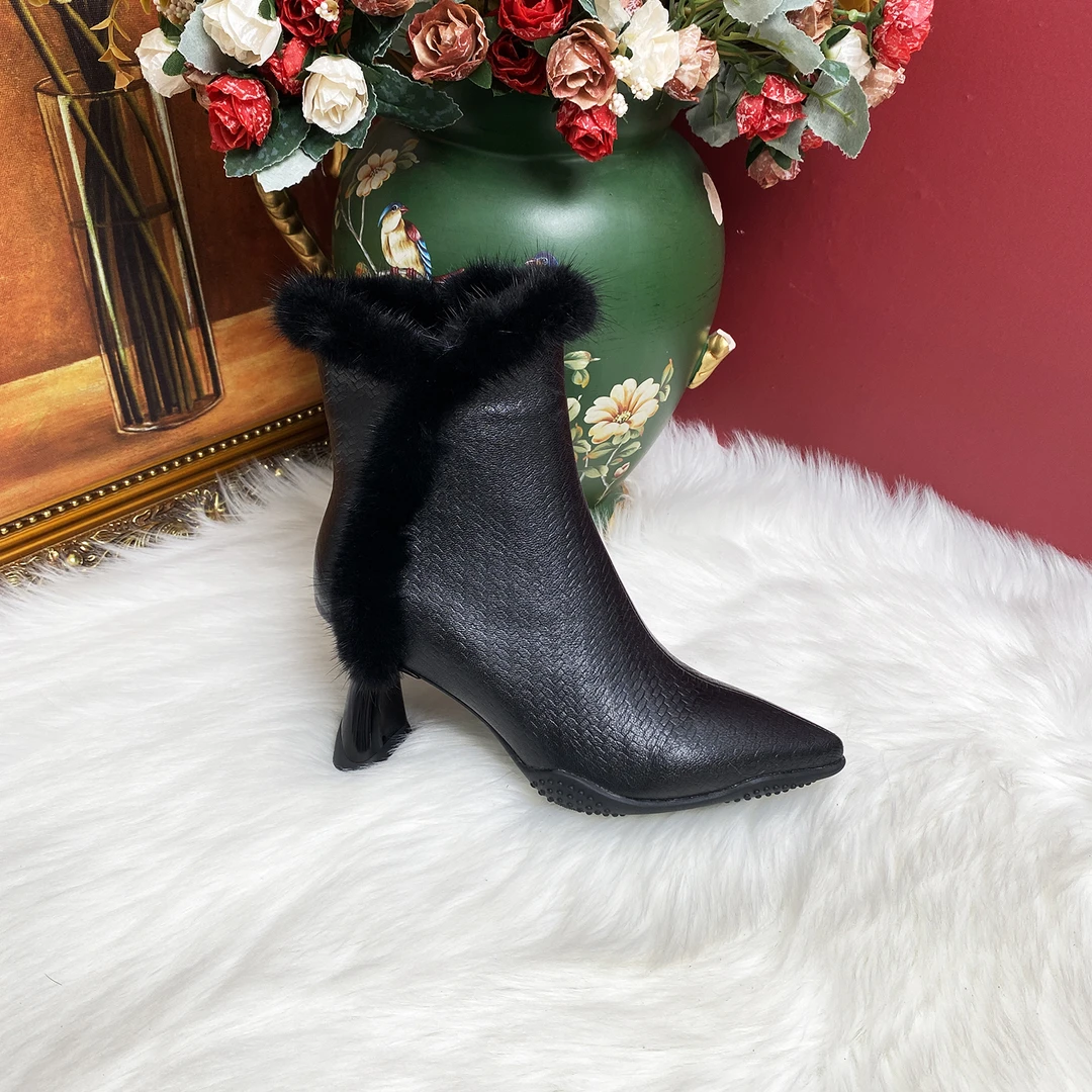 头层压花纹羊皮短靴2024秋冬新款女靴子尖头粗跟厚底真毛时装靴