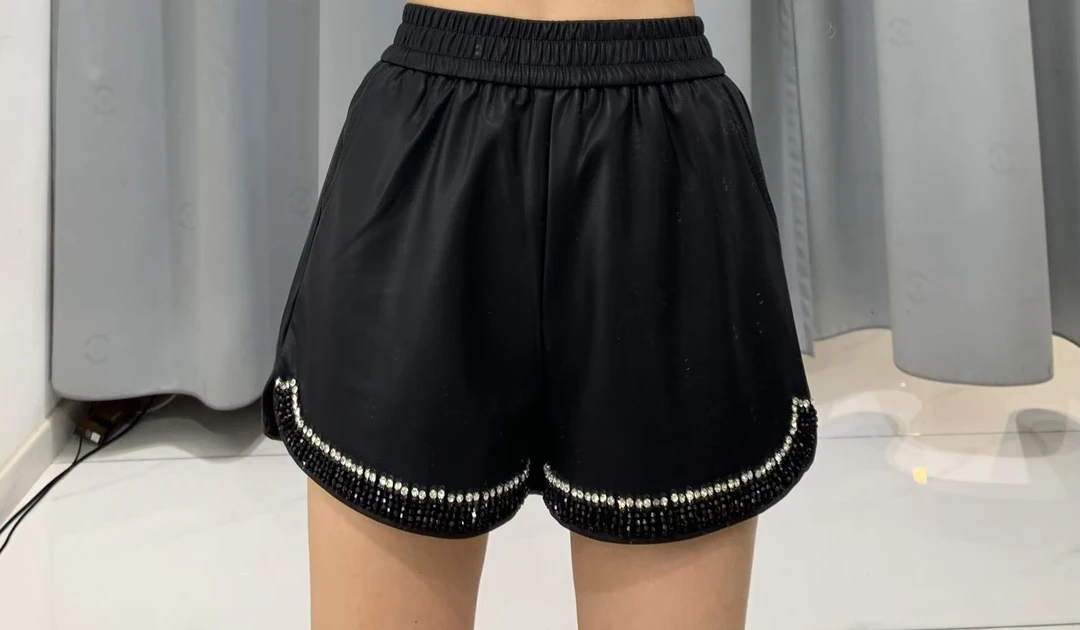 可米 秋冬显瘦ins松紧腰 外穿休闲百搭宽松 珠珠PU短裤 2903