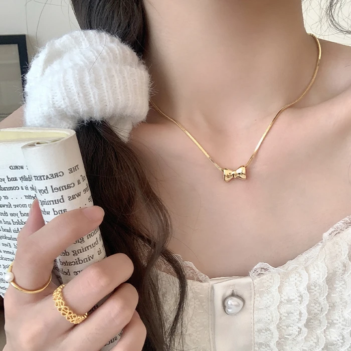 铜合金项链 梅姐饰品2562 设计感蝴蝶结项链女秋冬锁骨链毛衣链