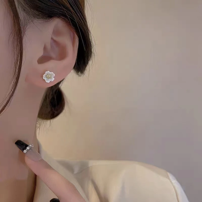 铜合金耳饰 梅姐饰品2952 白色花朵精致简约小巧超仙百搭耳钉