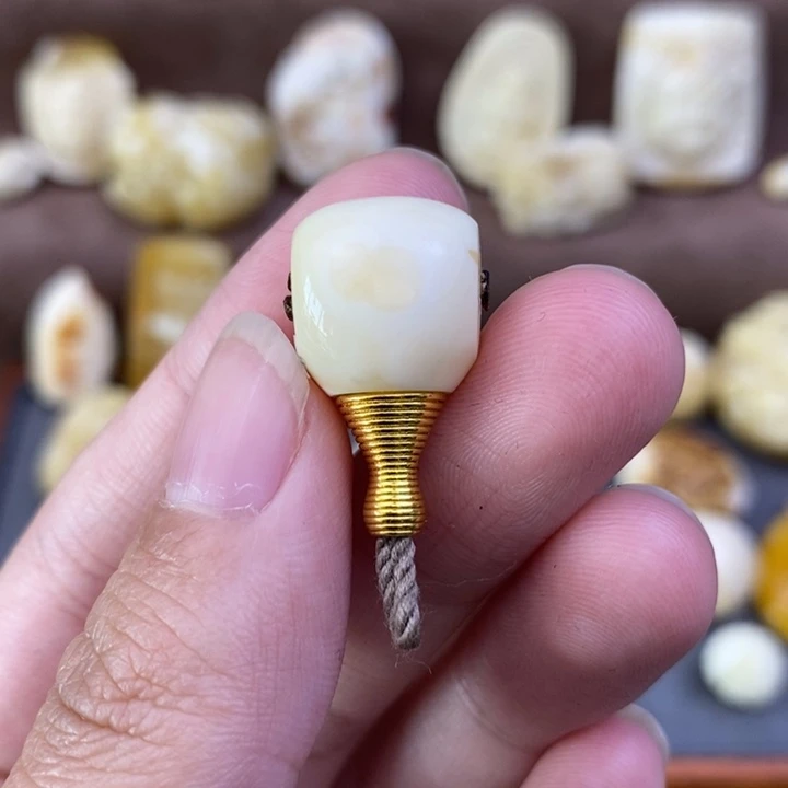 琥珀裸石未镶嵌心****?13三通r3