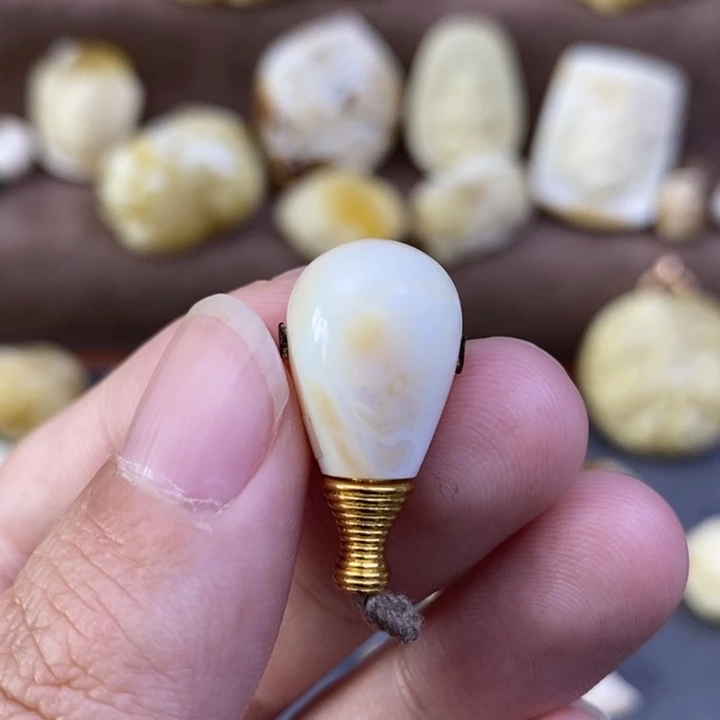 琥珀裸石未镶嵌12瓷白粉沁三通p1