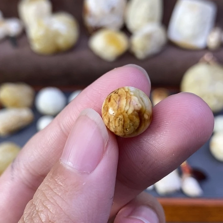 琥珀裸石未镶嵌11.9微瑕圆珠