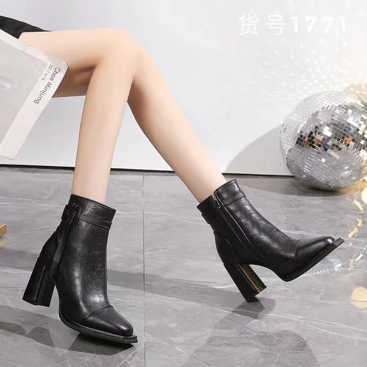 拼接方头高跟靴子2024秋冬季新款帅气短靴设计感皮带扣粗跟马丁靴