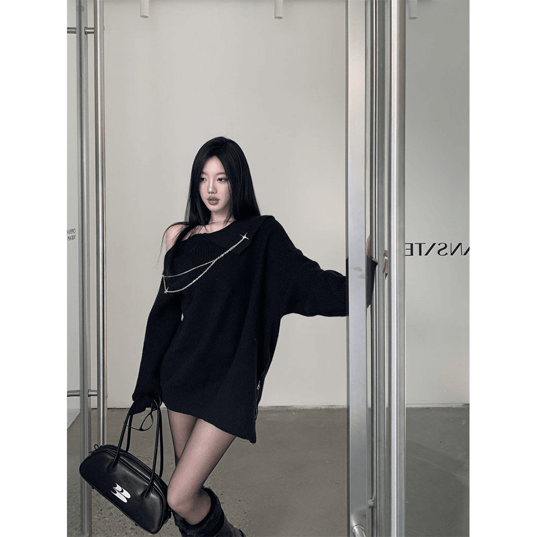 欲风露肩中长款毛衣女秋冬新款氛围感链条胸针黑色慵懒针织上衣