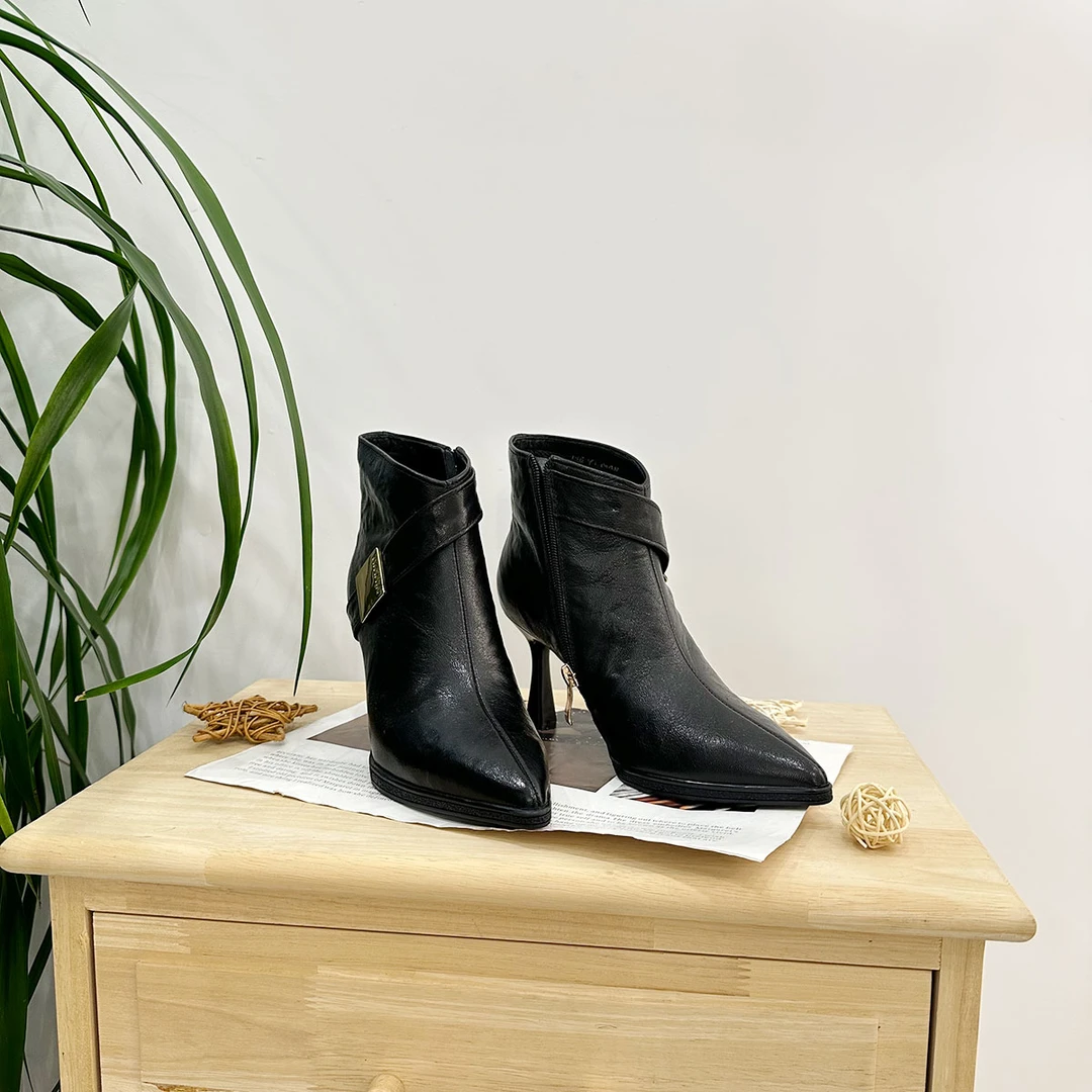 【何以慢】羊皮法式尖头细跟带扣气质百搭显瘦女士短靴Z08-A4147