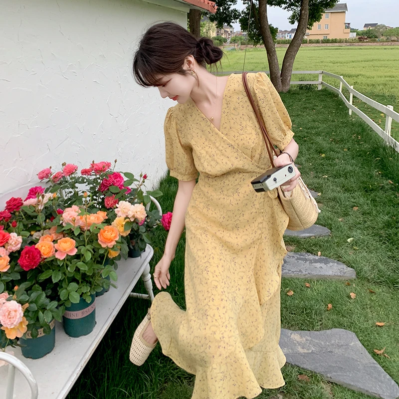 黄色v领碎花连衣裙女2025夏季新款度假风修身显瘦荷叶边茶歇长裙