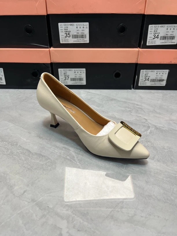 8288 尖头细跟大方扣高跟鞋