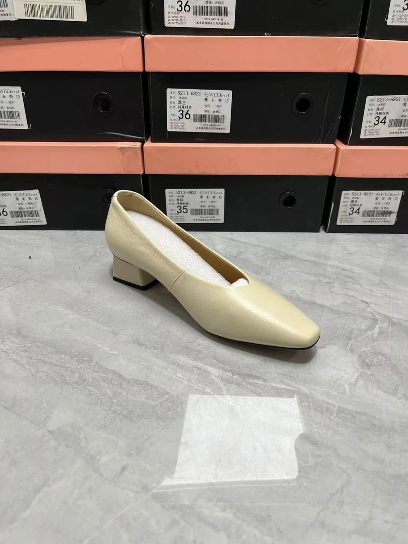 2410  方头粗跟压花纹羊皮单鞋