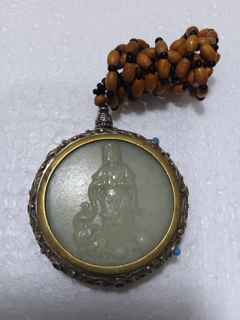 和田玉挂坠一个。