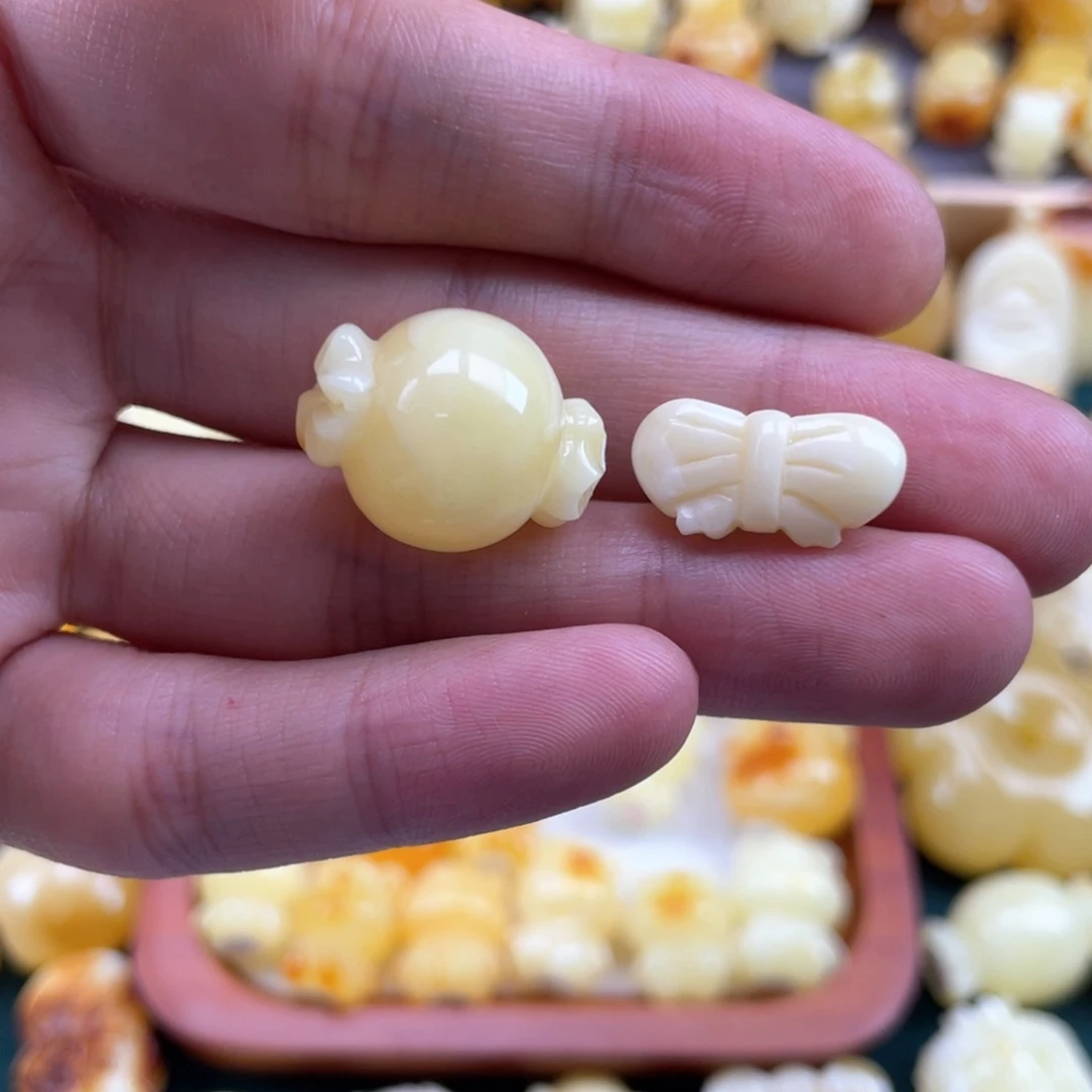 琥珀裸石未镶嵌杨*?蜜蜡