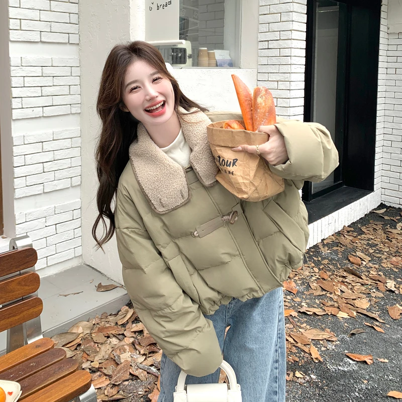 豆绿色牛角扣翻领羽绒服女短款2025冬小个子保暖加厚白鸭绒外套
