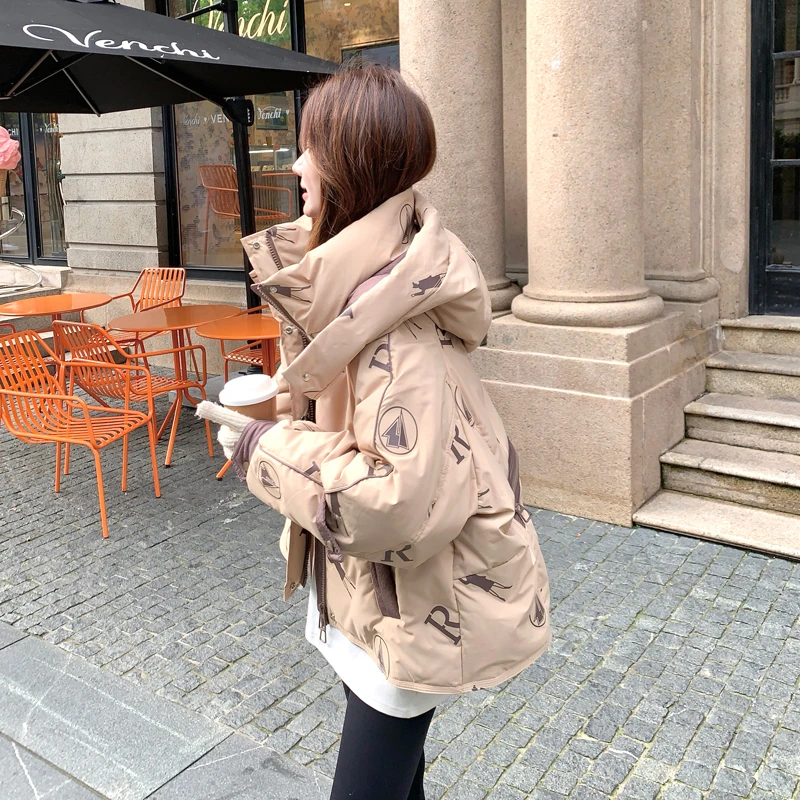 卡其色字母印花连帽羽绒服女2025冬季小个子宽松保暖白鸭绒外套