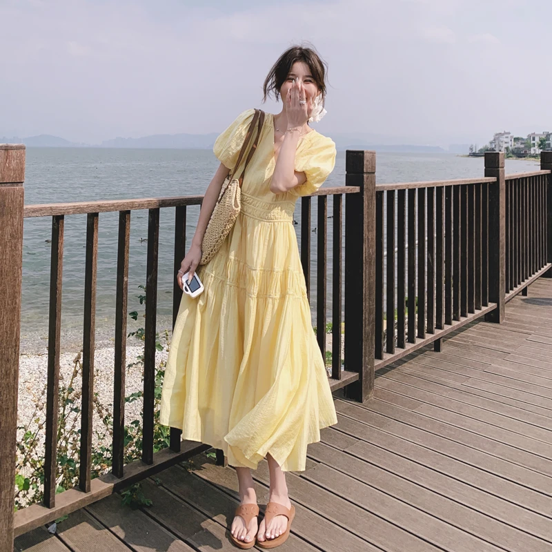 奶气质长款连衣裙显瘦黄色新款裙子背心超仙绝美V领长裙白色穿搭