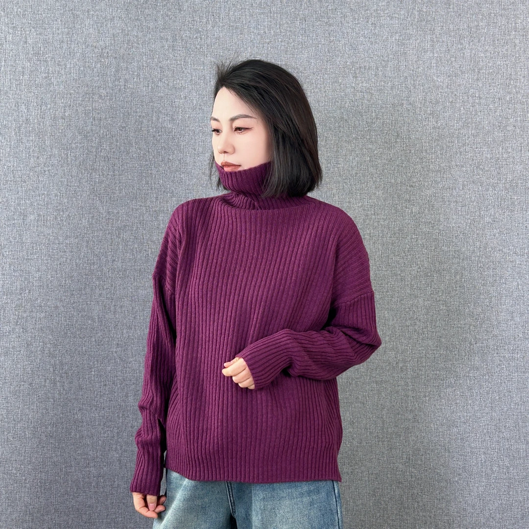 【0051】 全羊毛坑条~~高领下摆开叉宽松慵懒毛衫针织打底时尚时尚