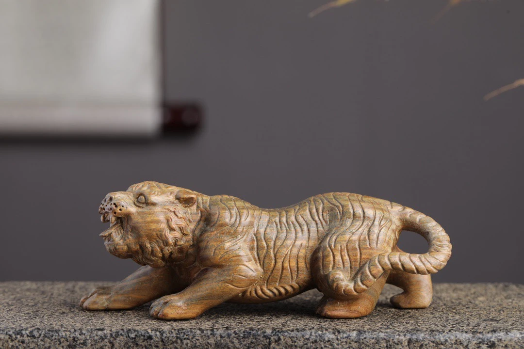天然绿檀木实木雕刻精品老虎手把件桌面小摆件家居装饰品工艺品