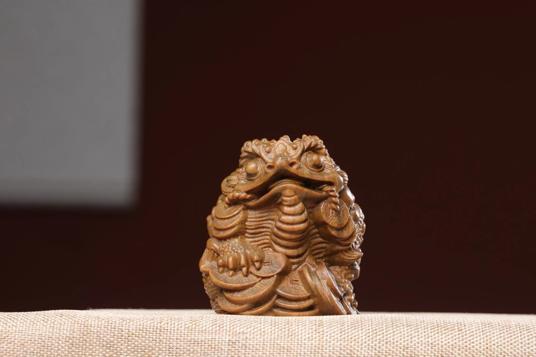 天然绿檀木招财金蟾摆件招财进宝文玩手把件可爱萌桌面摆件木雕