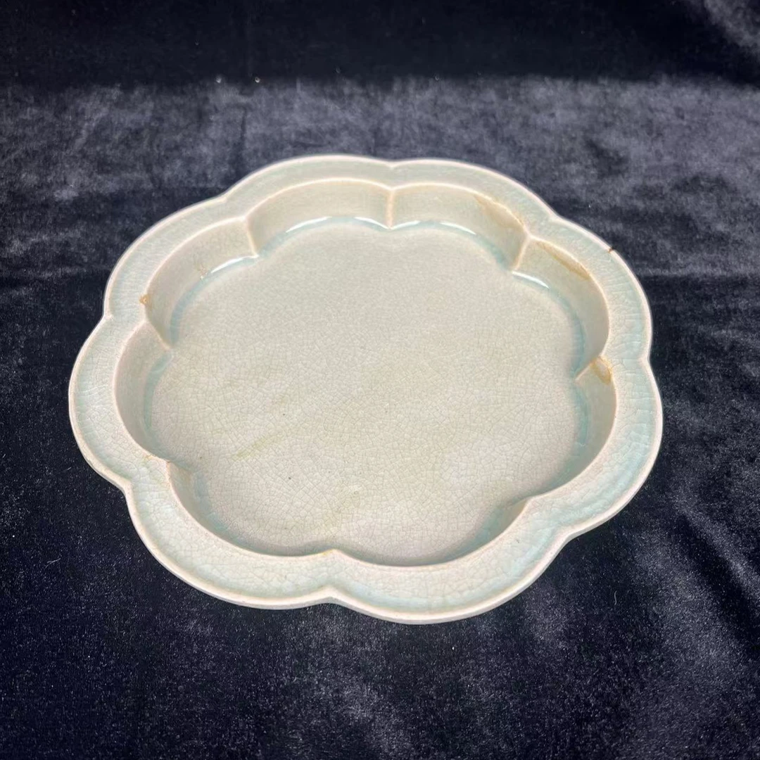 花口青釉摆件代拍链接