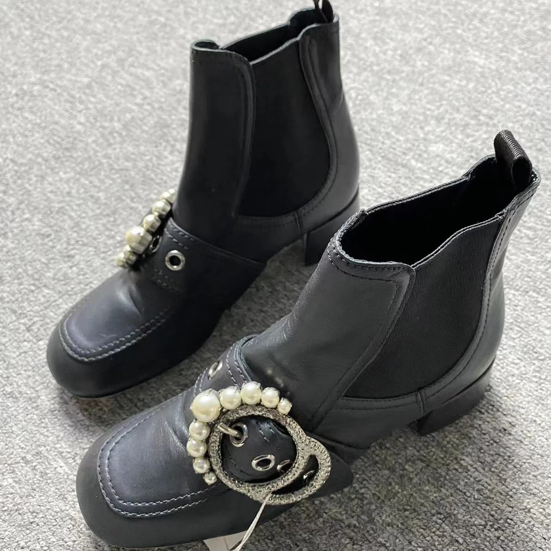 miumiu/谬谬诺曼女鞋折扣 黑色珍珠扣百搭厚底中筒靴 36码 429