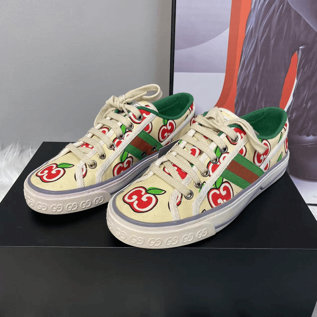 GUCCI/古驰【诺曼女鞋折扣】米白色苹果满印休闲百搭板鞋36欧码396