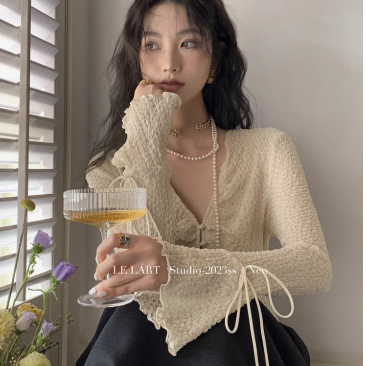 春秋新款轻熟风气质女神长袖上衣单排扣法式肌理感v领修身蕾丝衫