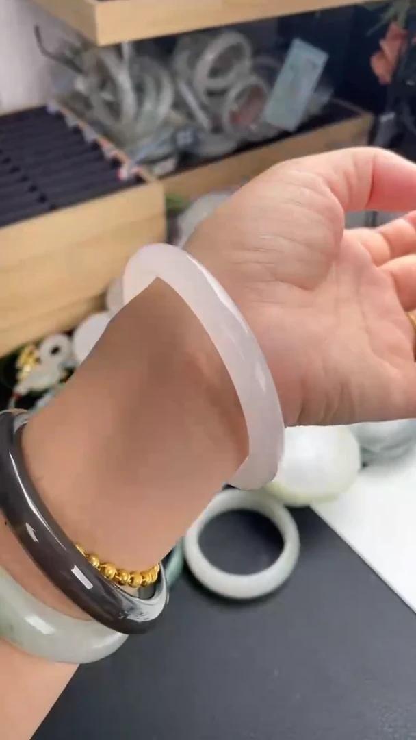 【闪购商品】石英质玉手镯未镶嵌1