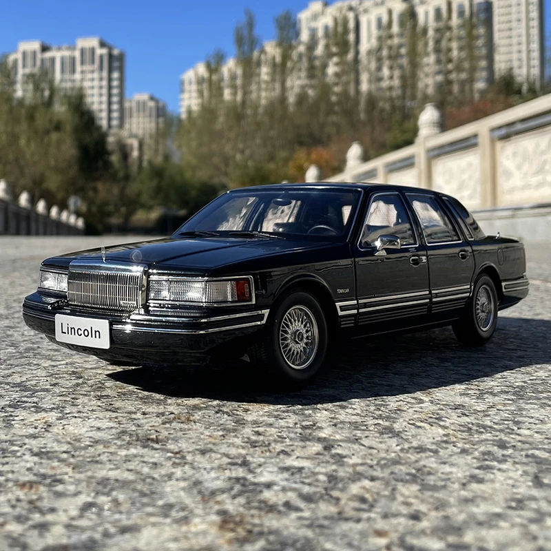 小光 1:18 林肯城市 Lincoln Town Car 汽车模型 合金全开 收藏