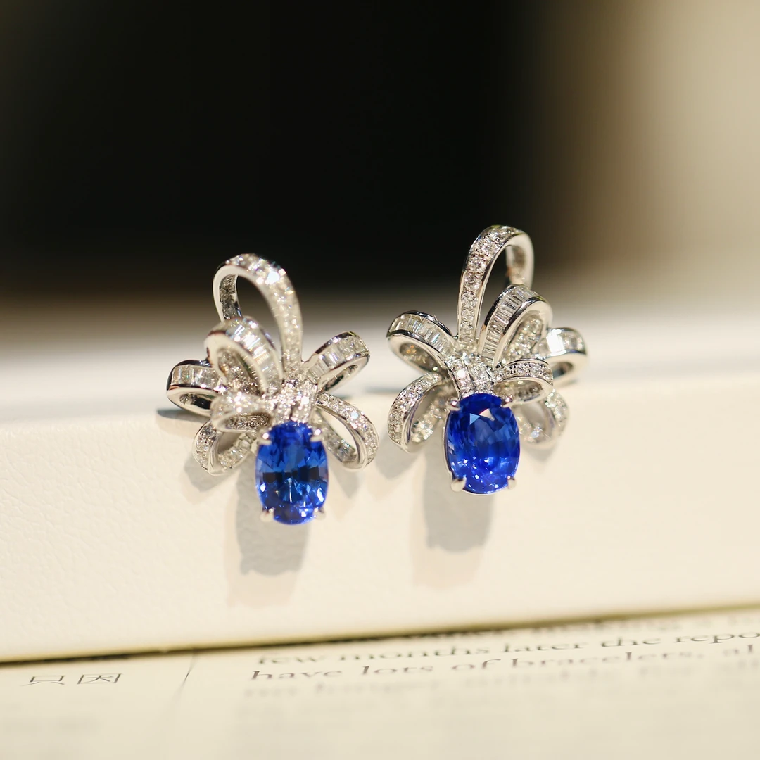 18K金镶嵌天然蓝宝石耳饰  皇家蓝  2450