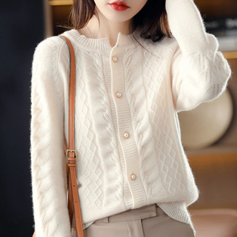 珍珠扣圆领羊毛衫秋冬新款慵懒风宽松百搭纯色羊绒针织开衫上衣女