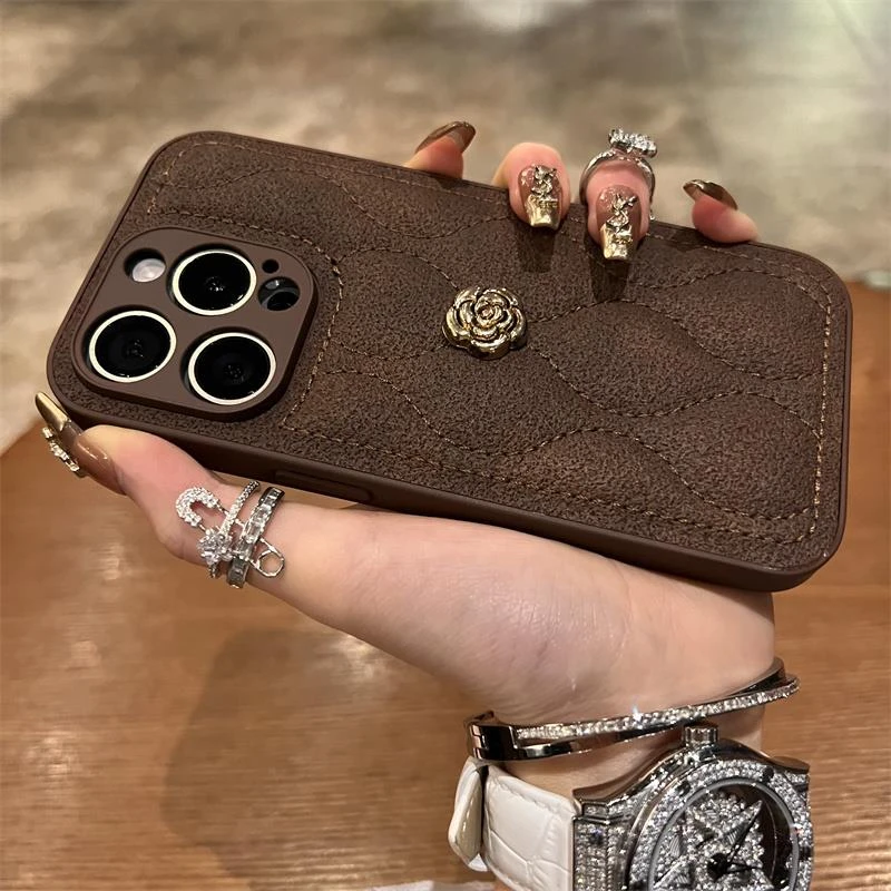 棕色羽绒服山茶花适用苹果15手机壳14新款iphone13promax高级感女