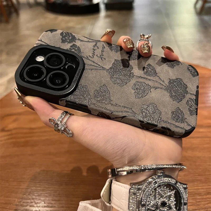 灰底翻毛皮多朵黑玫瑰苹果15手机保护壳苹果14新款iphone15promax