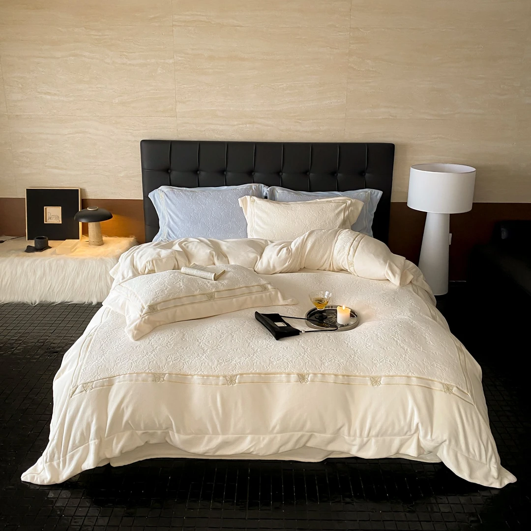 自由之蝶轻奢冬季牛奶绒加厚保暖雕花绒刺绣被套简约床上用品