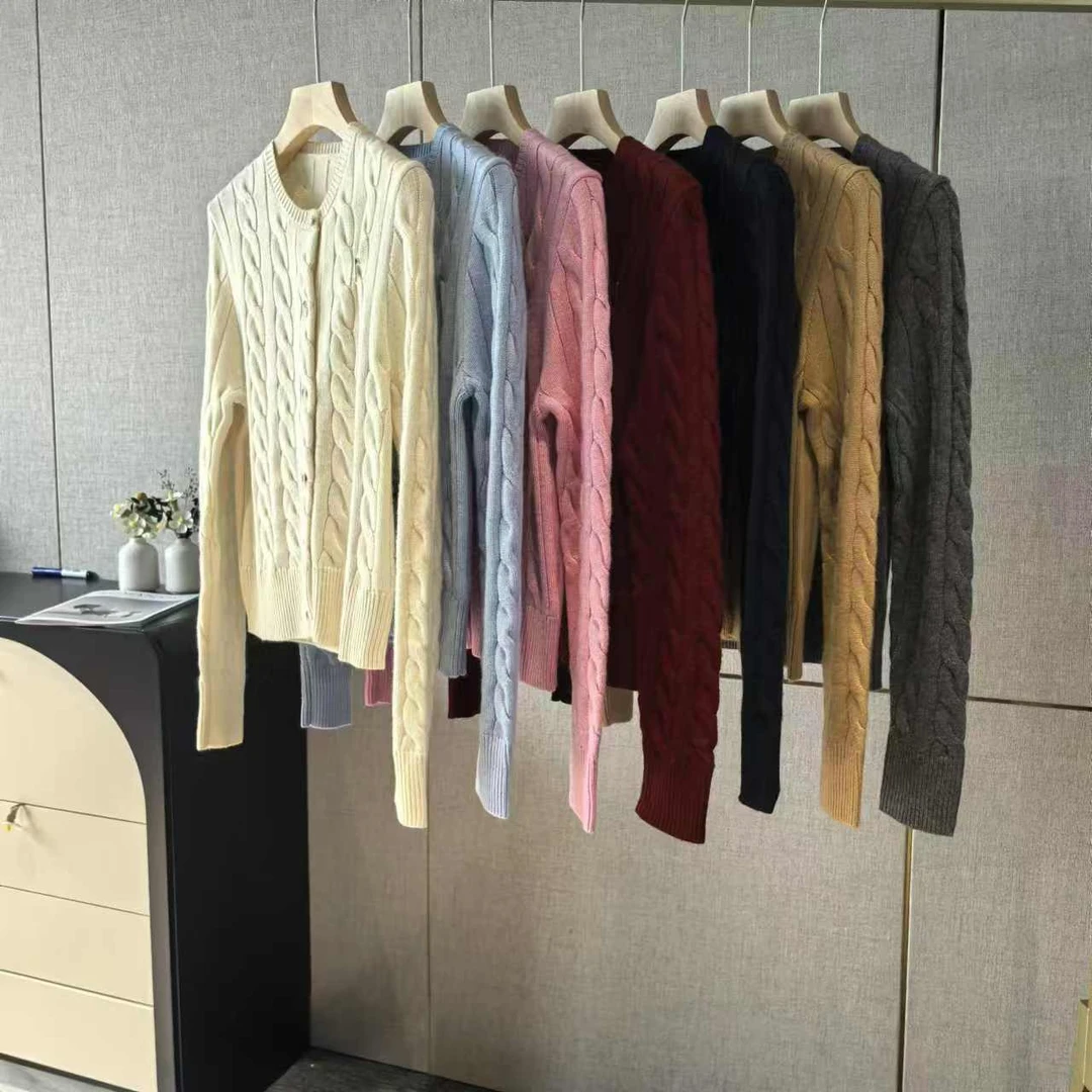 TC018时尚百搭骑马刺绣绞花纯色圆领纽扣羊毛羊绒开衫