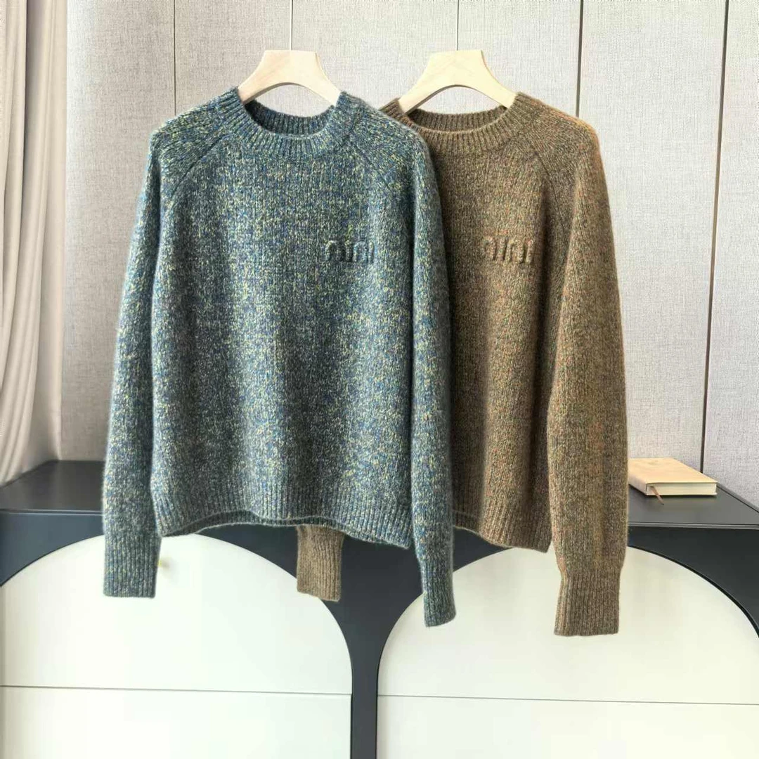 25062良-（木）款圆领NINI字母刺绣花纱丝羊绒衫