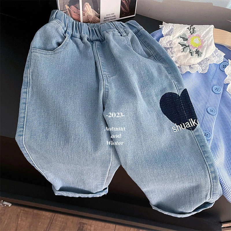 A265秋季新款韩版女童爱心绣花宽松休闲牛仔裤