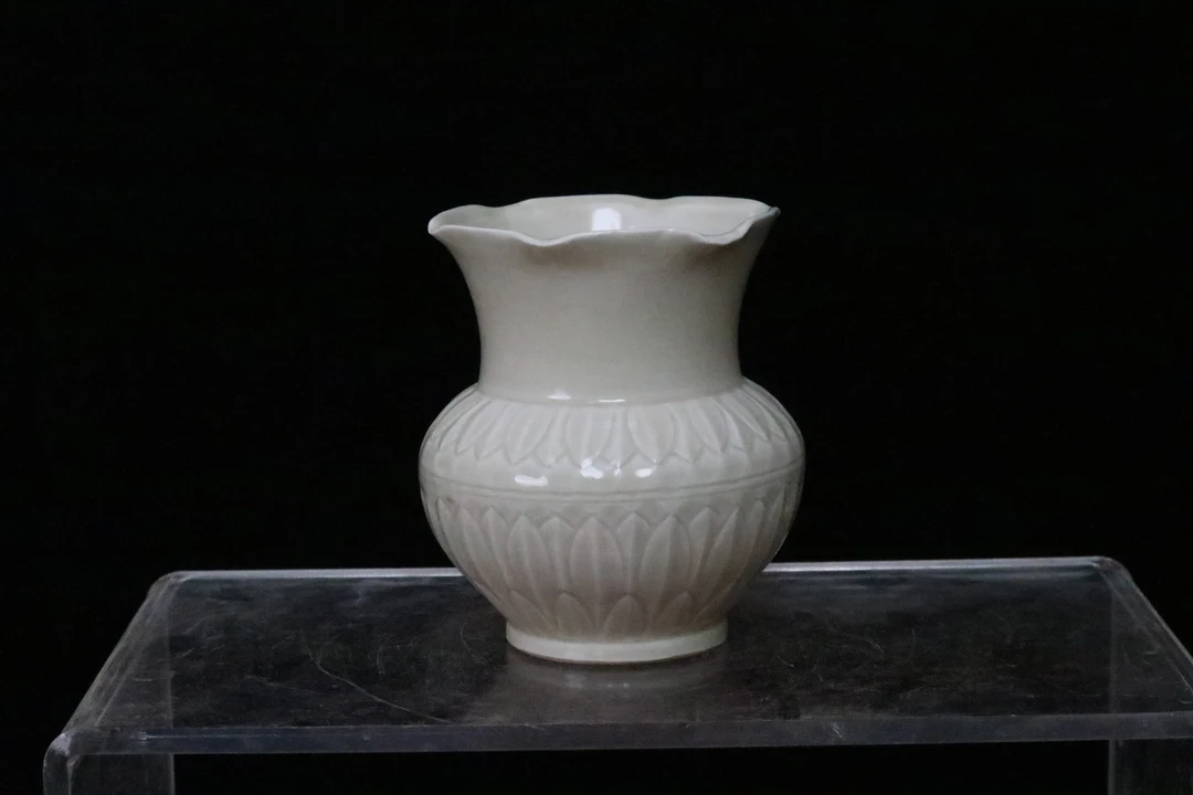 定窑刻花渣斗，高10厘米