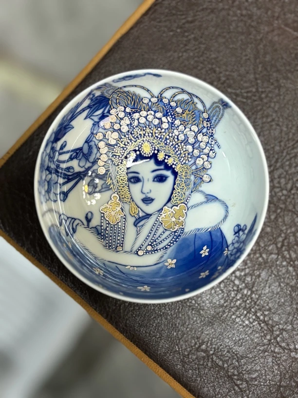 《良朋柴窑》青花描金花旦普洱杯