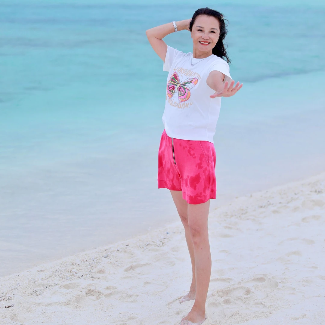 夏季外出旅游穿搭一整套休闲运动套装女白色短袖玫红色短裤两件套