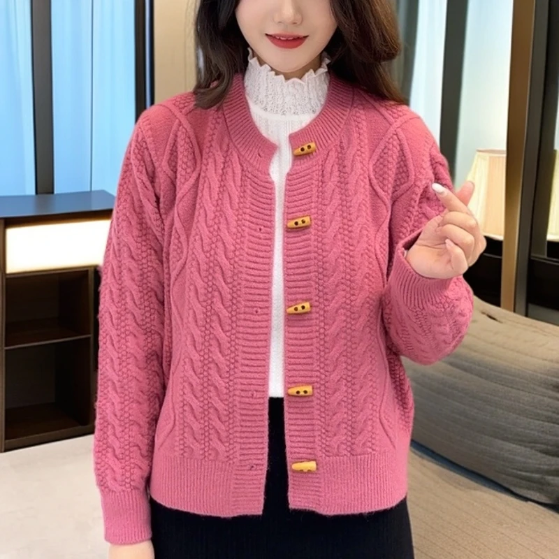 韩系牛角扣设计感毛衣外套女2024新款宽松慵懒麻花针织开衫外穿