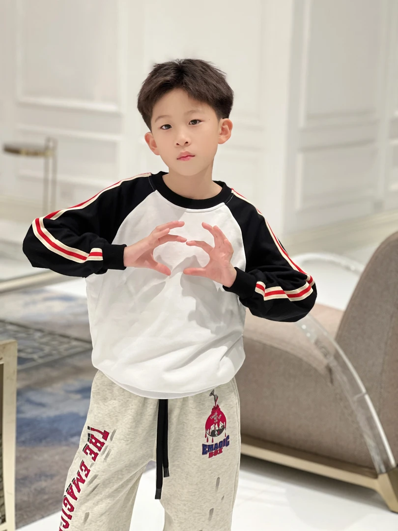 亿洋潮牌童装“秋风阵阵”儿童限量款卫衣B5502