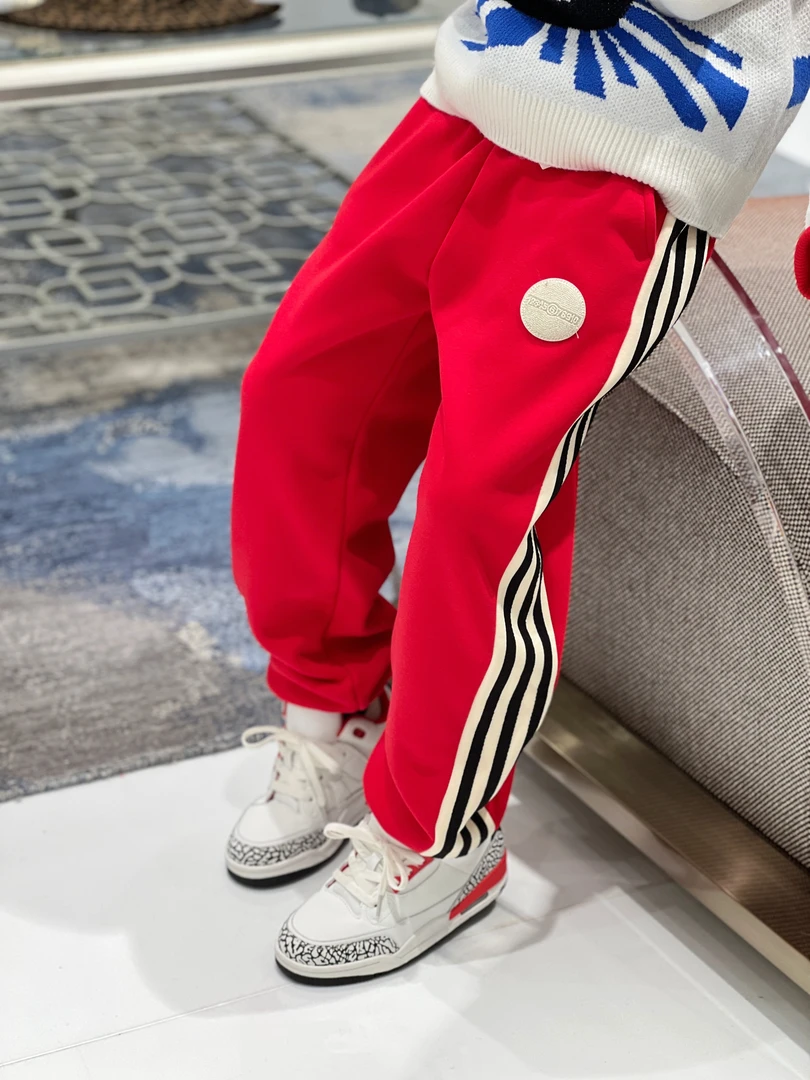 亿洋潮牌童装“新年徽章”儿童限量款一体绒卫裤B5470