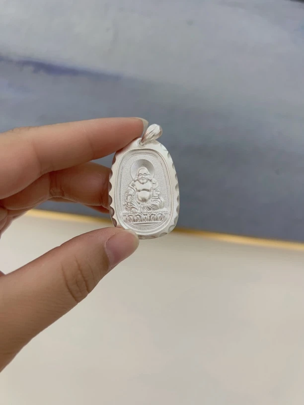 吊坠足银 足银999方牌锤纹佛