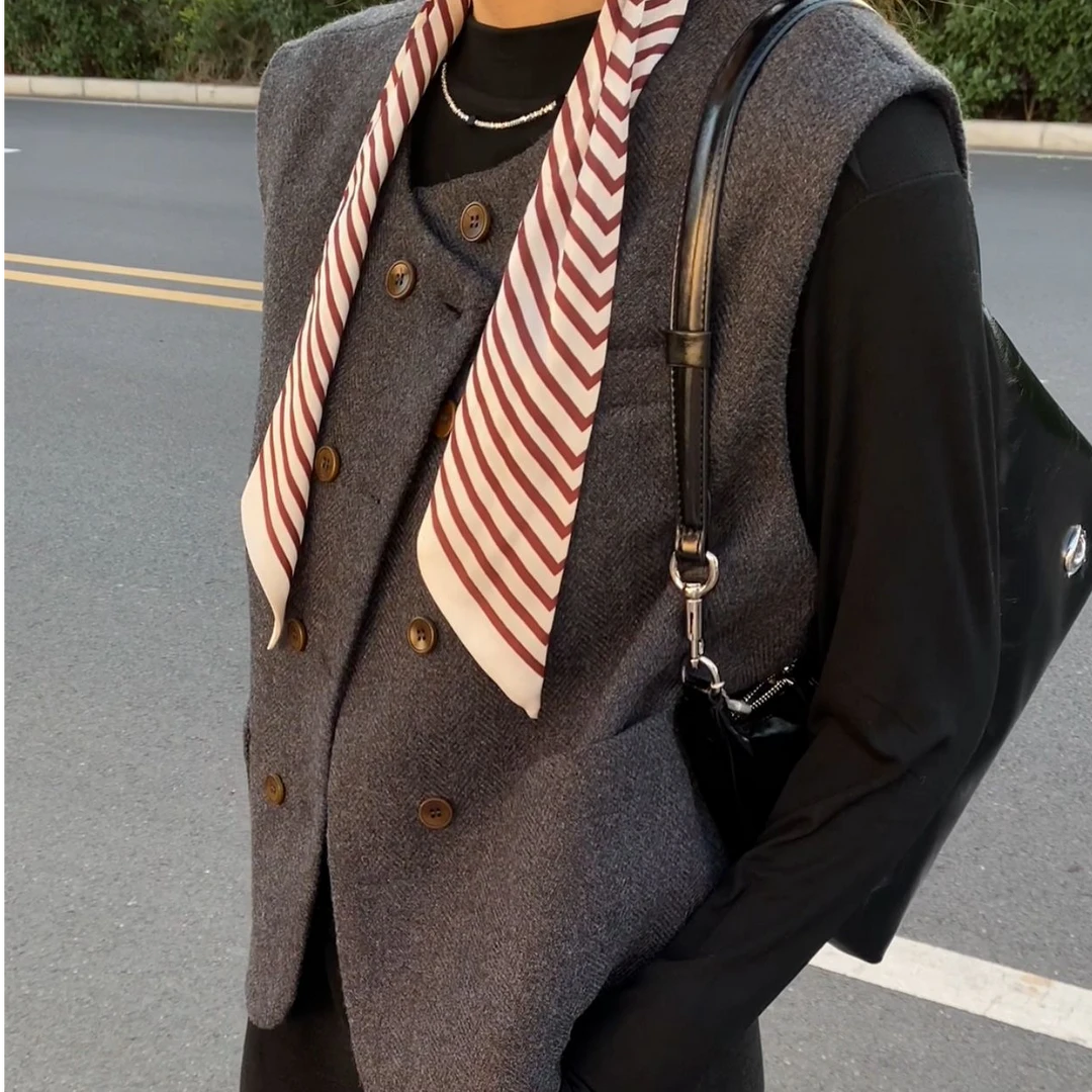 2024秋季新款简约口袋双排扣韩版休闲圆领配丝巾马甲女