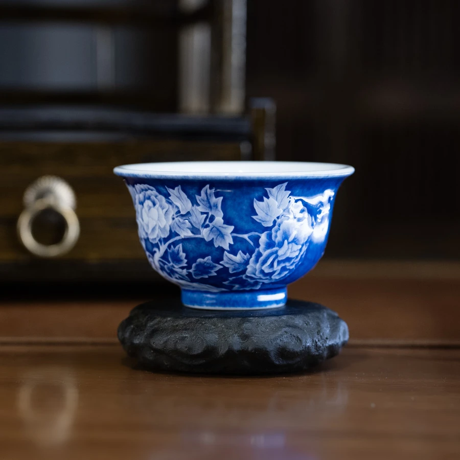 天下惟器柴窑堆雕洒蓝深色牡丹花压手杯