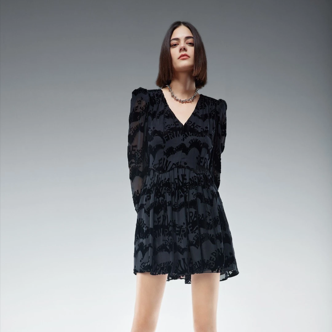 ERINRAE春夏黑色字母烂花羊腿袖连衣裙V领收腰中裙EE481112SE02